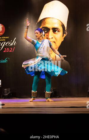 Sheetal Kolwalkar führt klassischen Kathak-Tanz auf Swaramangesh 2021 durch, dem Master Dinanath Mangeshkar Memorial Classical Music & Dance Festival Stockfoto