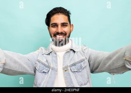 Portrait of indian man take Selfie toothy strahlendes Lächeln auf türkisfarbenem Hintergrund Stockfoto