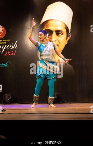 Sheetal Kolwalkar führt klassischen Kathak-Tanz auf Swaramangesh 2021 durch, dem Master Dinanath Mangeshkar Memorial Classical Music & Dance Festival Stockfoto