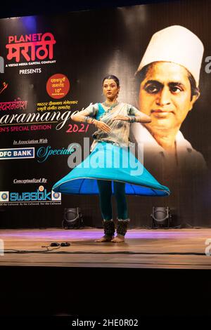 Sheetal Kolwalkar führt klassischen Kathak-Tanz auf Swaramangesh 2021 durch, dem Master Dinanath Mangeshkar Memorial Classical Music & Dance Festival Stockfoto