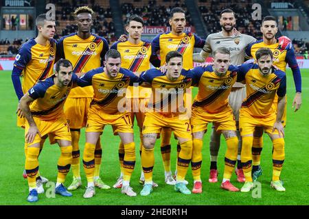 Mailand, Italien. 06th Januar 2022. Team von AS Roma Lineup während der Serie A 2021/22 Fußballspiel zwischen AC Mailand und AS Roma im Giuseppe Meazza Stadium, Mailand, Italien am 06. Januar 2022 Kredit: Unabhängige Fotoagentur/Alamy Live News Stockfoto