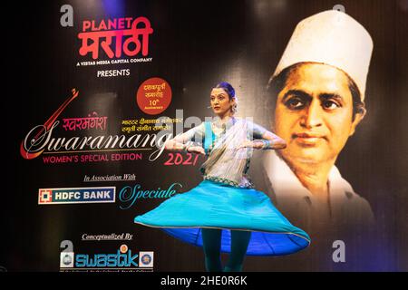 Sheetal Kolwalkar führt klassischen Kathak-Tanz auf Swaramangesh 2021 durch, dem Master Dinanath Mangeshkar Memorial Classical Music & Dance Festival Stockfoto