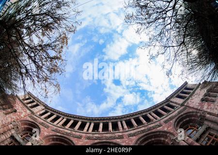 Fisheye-Aufnahme des Regierungshauses auf dem Platz der Republik in Jerewan, Armenien Stockfoto