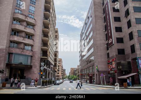 Vertikale Aufnahme von Gebäuden im Zentrum von Jerewan, Northern Avenue. Jerewan, Armenien Stockfoto