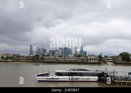 Thames Clippers Uber Boot in Greenwich mit Blick über die Themse zur Canary Wharf Stockfoto