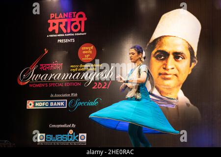 Sheetal Kolwalkar führt klassischen Kathak-Tanz auf Swaramangesh 2021 durch, dem Master Dinanath Mangeshkar Memorial Classical Music & Dance Festival Stockfoto