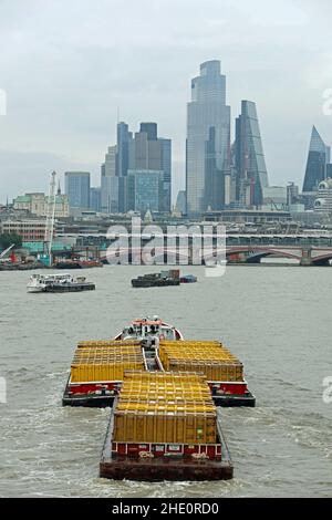 Schlepper, der einen Lastkahn auf der Themse in London zieht Stockfoto