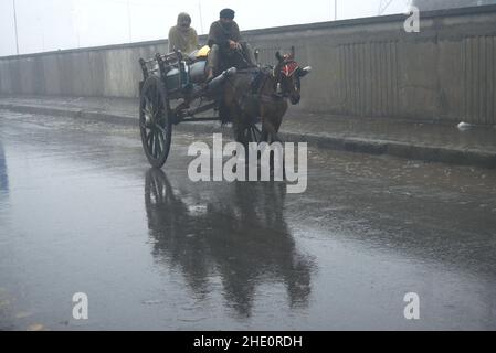 Lahore, Pakistan. 07th Januar 2022. Pakistanische Autofahrer kommen am 7. Januar 2022 während des ersten heftigen Winterregens in Lahore, Pakistan, ihren Weg. (Foto von Rana Sajid Hussain/Pacific Press/Sipa USA) Quelle: SIPA USA/Alamy Live News Stockfoto
