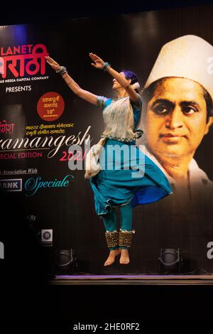 Sheetal Kolwalkar führt klassischen Kathak-Tanz auf Swaramangesh 2021 durch, dem Master Dinanath Mangeshkar Memorial Classical Music & Dance Festival Stockfoto