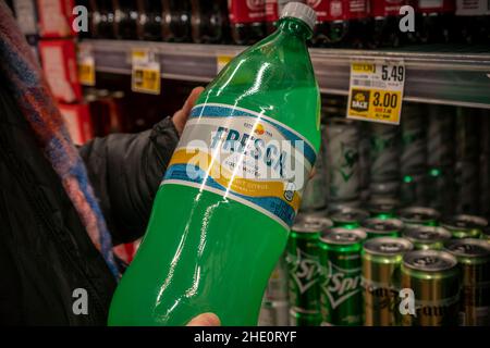 Flaschen die neue Coke Zero Sugar in einem Supermarkt in New York am Samstag,  7. Juli 2017. Die Coca-Cola Co. Hat kürzlich Coke Zero Sugar eingeführt,  eine neu formulierte Version eines bestehenden