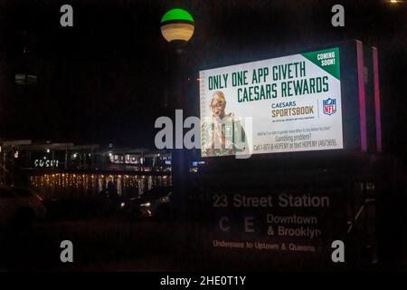 Werbung für Ceasar’s Sportsbook, Online-Sportwetten, auf einem U-Bahn-Kiosk in Chelsea in New York am Donnerstag, den 6. Januar 2022. Die New York State Gaming Commission erlaubt vier mobilen Sportwettenbetreibern, am Samstag, dem 8. Januar, Wetten anzunehmen. (© Richard B. Levine) Stockfoto