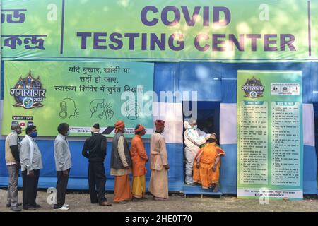 Kalkutta, Indien. 07th Januar 2022. Covid-10-Tests werden am 7. Januar 2022 in Kalkutta, Indien, an Sadhus und Pilgern im Ganga Sagar Transit Camp, einer jährlichen Pilgerveranstaltung, durchgeführt. Der Premierminister von Westbengalen, Mamata Banerjee, forderte die Pilger auf, das Covid-Sicherheitsprotokoll, die soziale Distanzierung und maks für alle zu befolgen. Die Kolkata Municipal Corporation (KMC) verfügt über Einrichtungen für das COVID-19-Test- und Impfzentrum sowie eine Isolationseinheit im Transitlager für Gangasagar Mela-Pilger, die in Babughat eingerichtet wurden. (Foto: Sukhomoy Sen/Pacific Press/Sipa USA) Quelle: SIPA USA/Alamy Live News Stockfoto