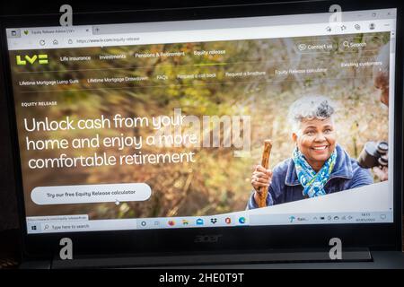 LV= Website der Versicherungsgesellschaft Liverpool Victoria auf einem Laptop-Bildschirm, Großbritannien. Aktienfreigabe Pensionierung Seite. Stockfoto