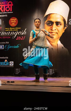 Sheetal Kolwalkar führt klassischen Kathak-Tanz auf Swaramangesh 2021 durch, dem Master Dinanath Mangeshkar Memorial Classical Music & Dance Festival Stockfoto