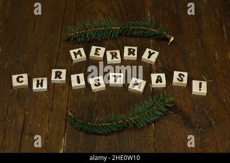 Frohe weihnachten in Holzblöcken geschrieben. Stockfoto
