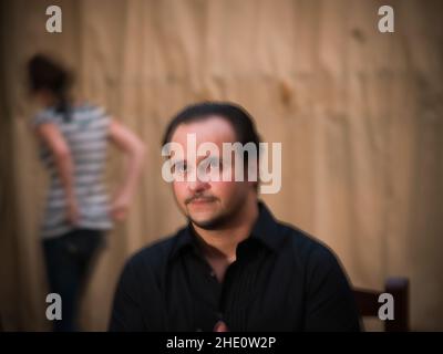 Männliches Modell hinter der Bühne Stockfoto