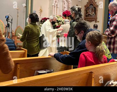 Gemeindemitglieder, die während einer Sonntagmorgendmesse in einer katholischen Kirche in Brooklyn, New York, die heilige Kommunion empfingen. Stockfoto