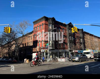 Gebäude entlang der 7th Avenue in der 5th Street in der Park Slope Nachbarschaft in Brooklyn, New York. Stockfoto