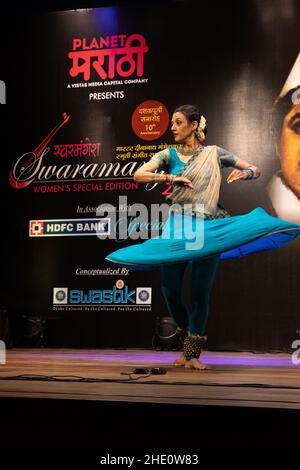 Sheetal Kolwalkar führt klassischen Kathak-Tanz auf Swaramangesh 2021 durch, dem Master Dinanath Mangeshkar Memorial Classical Music & Dance Festival Stockfoto