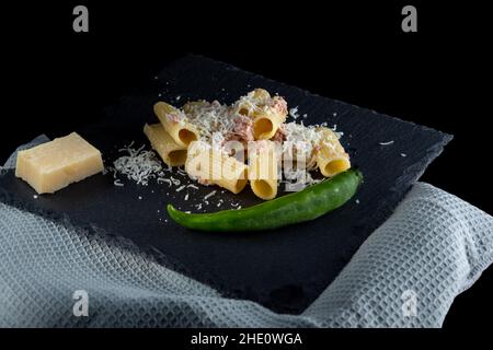 Makkaroni mit Käse im Vordergrund, italienische Pasta Stockfoto