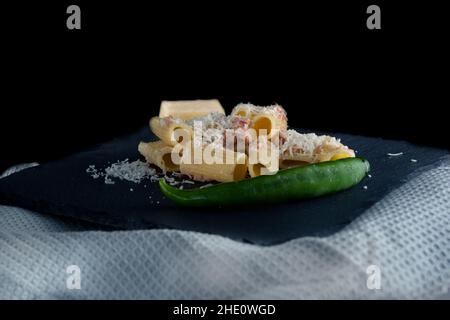 Makkaroni mit Käse im Vordergrund, italienische Pasta Stockfoto