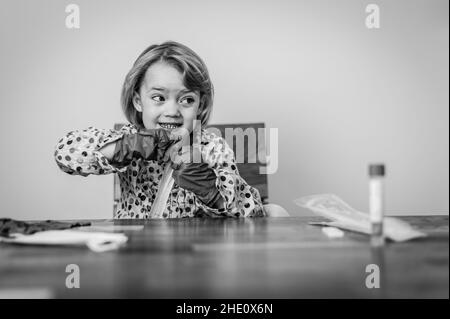 Cute blonde Mädchen Selbsttest für Corona-Virus und warten auf Ergebnisse. Stockfoto