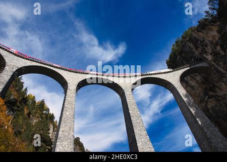 Zugüberquerung Landwasser Viadukt Landwasserviadukt, Graubünden, Schweiz, Blick von der Bahn bis zur Brücke Stockfoto