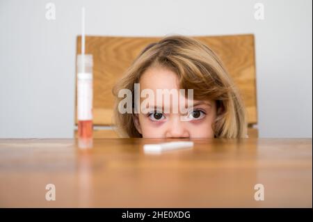 Cute blonde Mädchen Selbsttest für Corona-Virus und warten auf Ergebnisse. Stockfoto