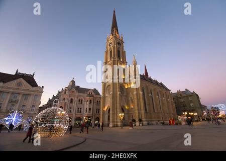 Novi Sad (Serbien): Name der Marienkirche auf dem Freiheitsplatz, dekoriert mit Lichtern während der Weihnachtszeit Stockfoto