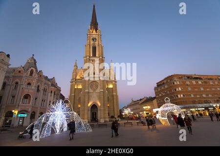 Novi Sad (Serbien): Name der Marienkirche auf dem Freiheitsplatz, dekoriert mit Lichtern während der Weihnachtszeit Stockfoto