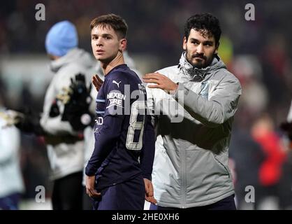 James McAtee (links) von Manchester City und Ilkay Gundogan nach dem dritten Runde des Emirates FA Cup auf dem Energy Check County Ground, Swindon. Bilddatum: Freitag, 7. Januar 2022. Stockfoto