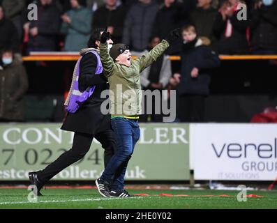 Swindon, Wiltshire, Großbritannien. 7th. Juni 2022. 7th. Januar 2022: County Ground, Swindon, Wilstshire, England: FA Cup 3rd Round Football, Swindon Town versus Manchester City: The One man Pitch Invasion Credit: Action Plus Sports Images/Alamy Live News Stockfoto