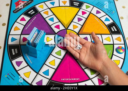 Spielen von Trivial Pursuit Brettspielen zu Hause während der Covid-19 Lockdown,- Würfel in Palm London, Großbritannien Stockfoto