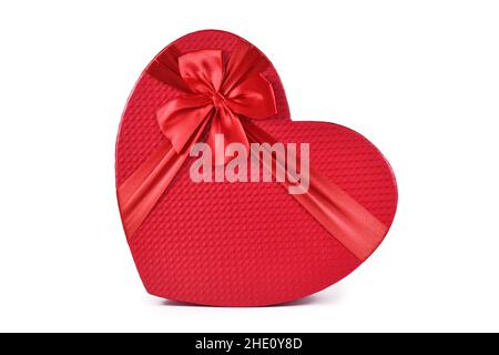 Rote herzförmige Geschenkbox zum Valentinstag auf weißem Hintergrund Stockfoto