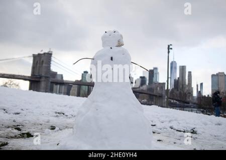 New York, USA. 7th Januar 2022. Ein Schneemann wird am 7. Januar in Dumbo, Brooklyn, New York, den Vereinigten Staaten, gesehen. 2022. New York City und seine Umgebung verzeichneten ab Freitagmorgen einen starken Schneefall, der zur Annullierung von Hunderten von Flügen in die und aus der Region führte. Quelle: Michael Nagle/Xinhua/Alamy Live News Stockfoto