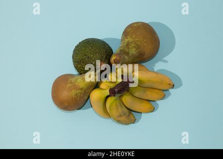 Tropische Komposition mit frischen Früchten auf hellblauem Hintergrund. Minimale flache Verlegung. Stockfoto