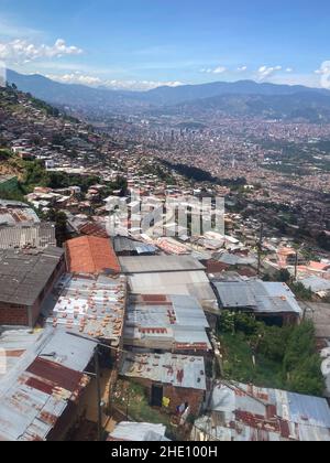 Blick auf die Medellin Nachbarschaft Gehäuse an einem schönen sonnigen Tag Stockfoto