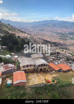 Blick auf die Medellin Nachbarschaft Gehäuse an einem schönen sonnigen Tag Stockfoto