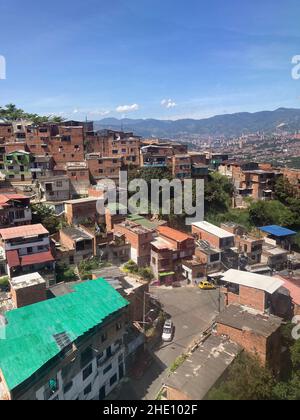 Blick auf die Medellin Nachbarschaft Gehäuse an einem schönen sonnigen Tag Stockfoto