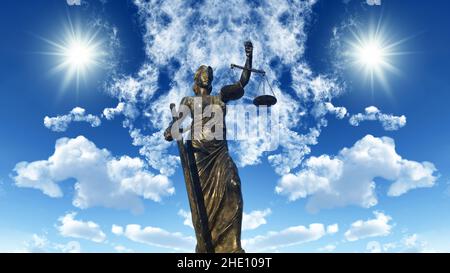 Die Justizstatue hält die Waage auf der einen Seite und ein Schwert auf der anderen Seite mit einem epischen Hintergrund Stockfoto