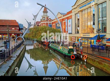 Großbritannien, Lincolnshire, Lincoln, Waterside Shopping Centre und Empowerment Sculpture over the River Witham Stockfoto