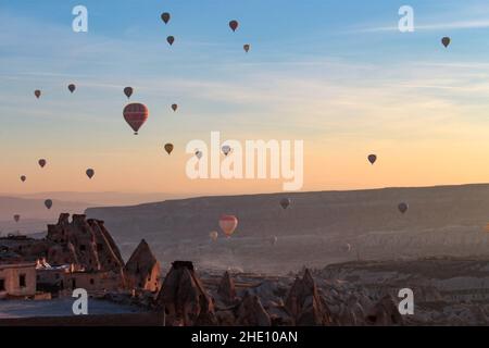 Erstaunlicher Morgen, Sonnenaufgang mit Heißluftballons in Kappadokien-Türkei, ausgewählter Fokus, goldene Stunden, erstaunliche Landschaft, episch. Stockfoto