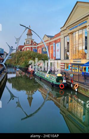 Großbritannien, Lincolnshire, Lincoln, Waterside Shopping Centre und Empowerment Sculpture over the River Witham Stockfoto