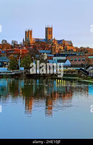 UK, Lincolnshire, Lincoln, Brayford Pool mit Lincoln Cathedral im Hintergrund Stockfoto