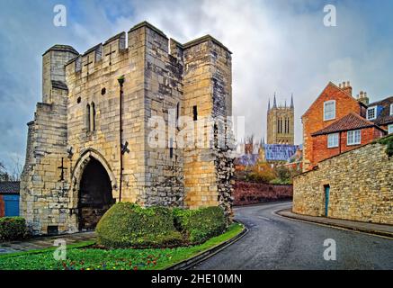 Großbritannien, Lincolnshire, Pottergate Arch und Lincoln Cathedral Stockfoto