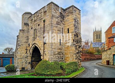 Großbritannien, Lincolnshire, Pottergate Arch und Lincoln Cathedral Stockfoto