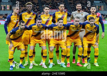 Team der AS Roma-Aufstellung während des Fußballspiels der Serie A 2021/22 zwischen AC Mailand und AS Roma im Giuseppe Meazza-Stadion, Mailand, Italien am 06. Januar, Stockfoto