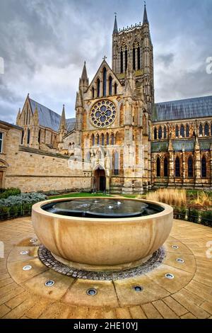 Großbritannien, Lincolnshire, Lincoln Cathedral, Nordfassade und Wishing Well in the Deans Green Stockfoto