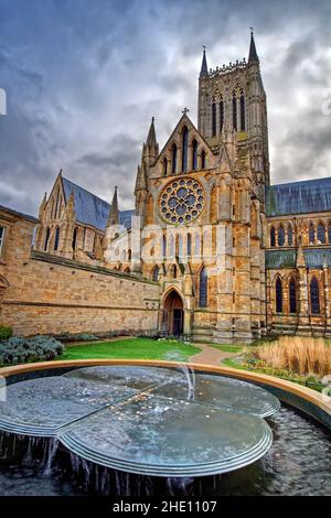 Großbritannien, Lincolnshire, Lincoln Cathedral, Nordfassade und Wishing Well in the Deans Green Stockfoto