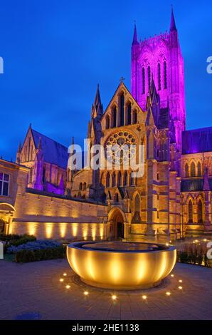 Großbritannien, Lincolnshire, Lincoln Cathedral, Nordfassade und Wishing Well in the Deans Green Stockfoto